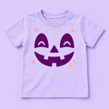 Camiseta lila con cara de calabaza morada