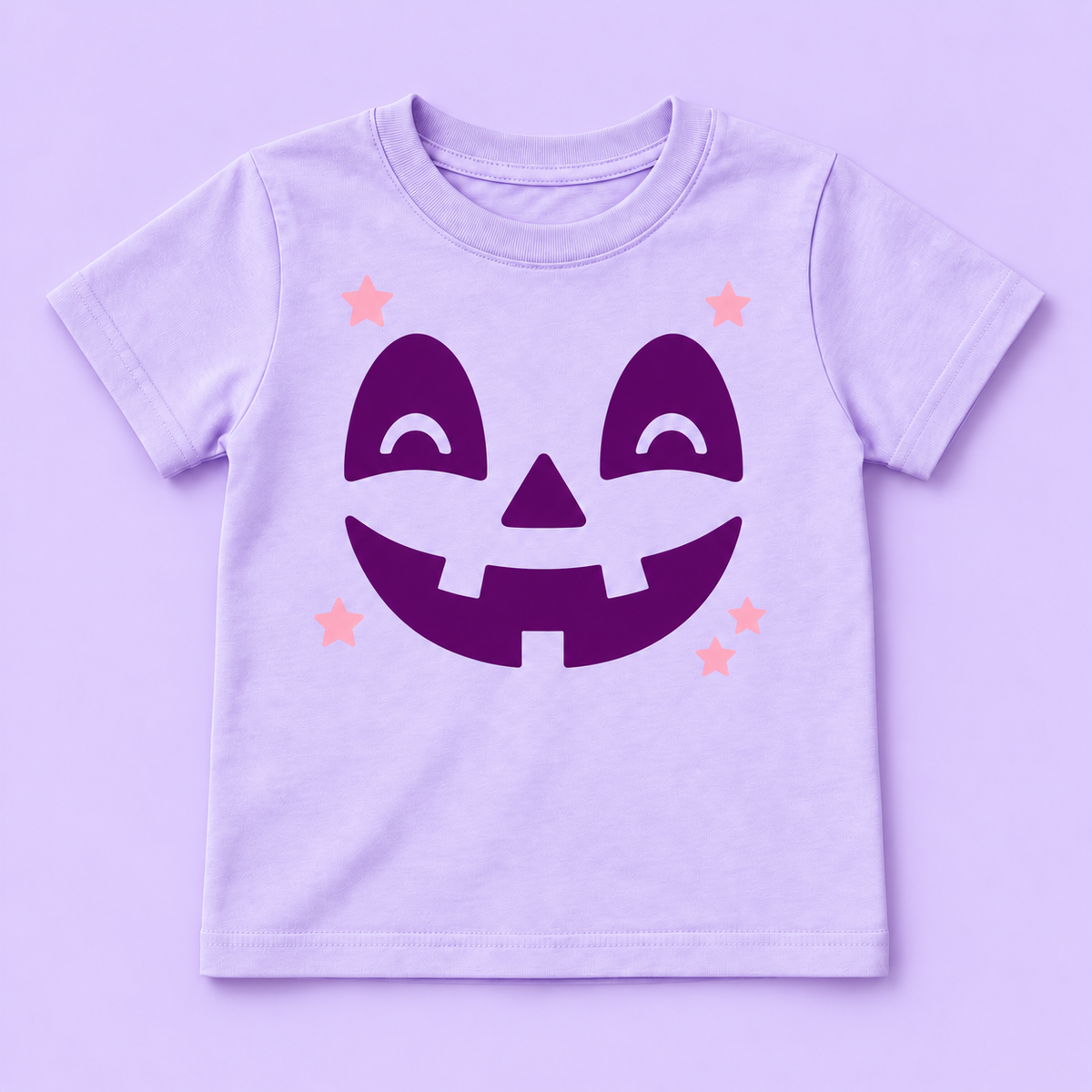Camiseta lila con cara de calabaza morada