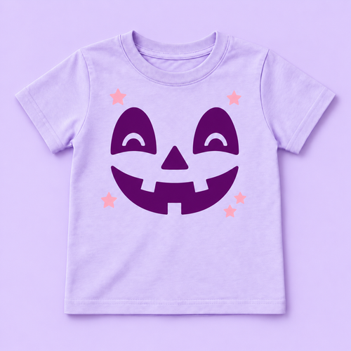 Camiseta lila con cara de calabaza morada