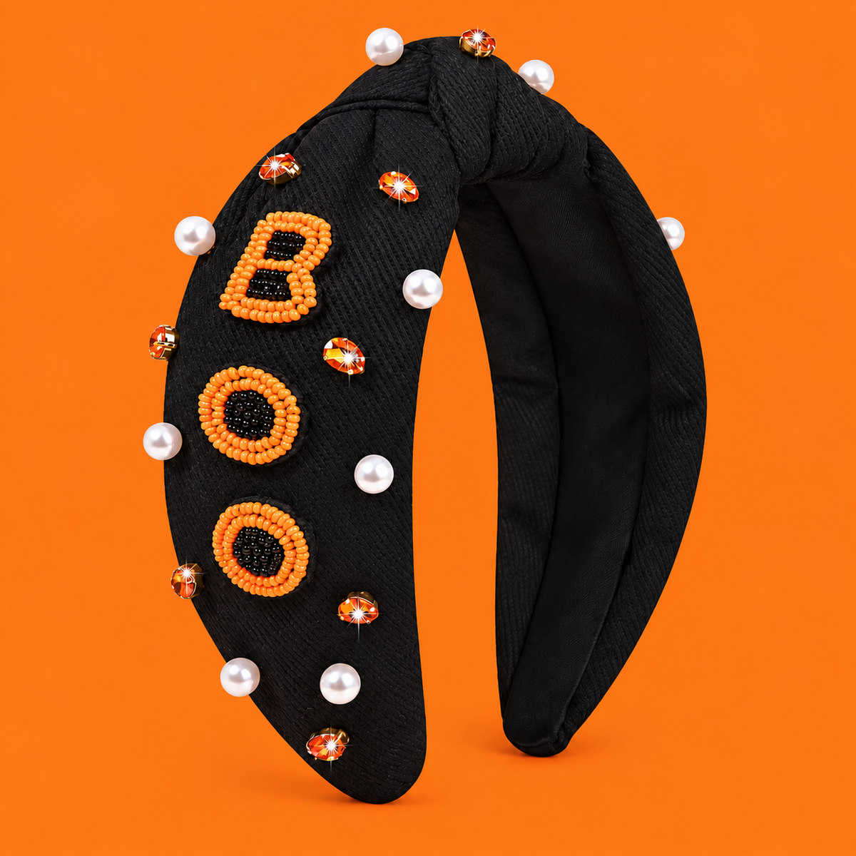 Vincha BOO negra Halloween, vista frontal sobre fondo naranja unicolor